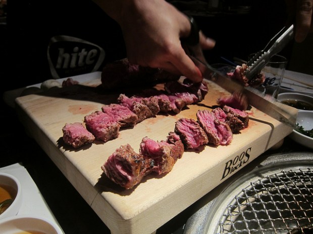 nimble Star King server cuts your steak up