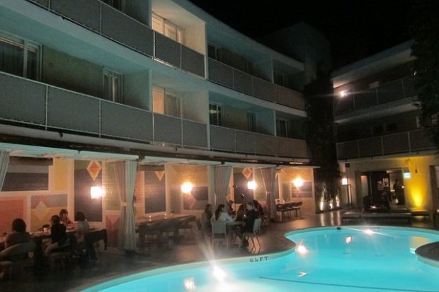 intimate poolside dining